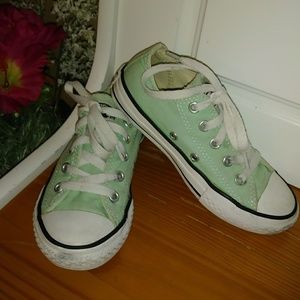 Lowtop kids converse tennis shoes